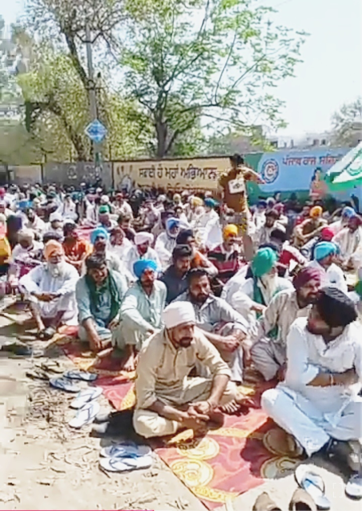 इंग्लैंड में एक युवक ने अपनी पत्नी से तंग आकर आत्महत्या कर ली।